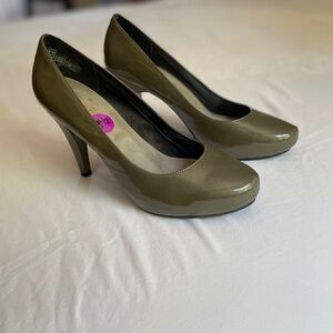 ME TOO Locket Grey/Green Patent Leather Pump Heel